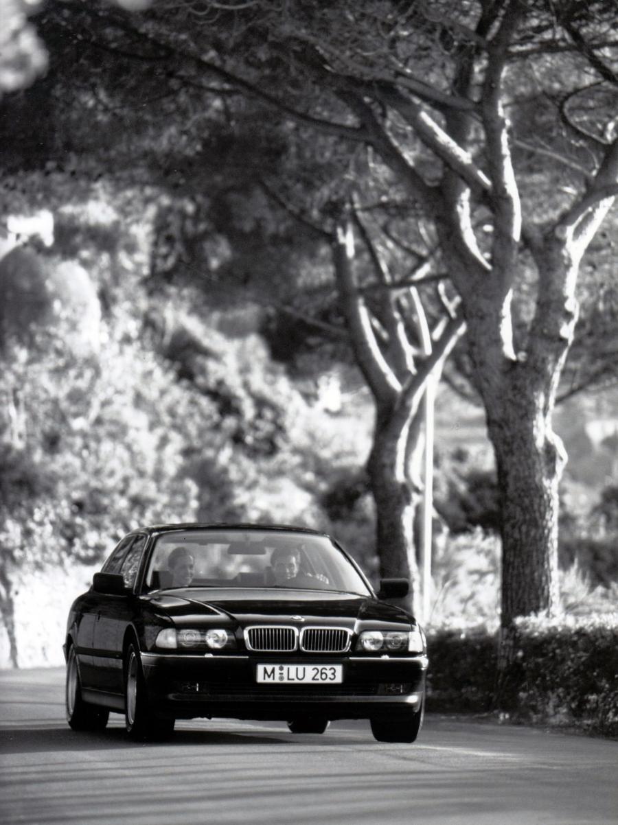  BMW 750iL 1994 года  (WW) (фото 3 из 6)